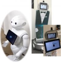 クラウドベースロボットシステムを利用した観光案内ロボット（左） 多言語対応の写真撮影ロボット（芝浦工大と連携）（右）